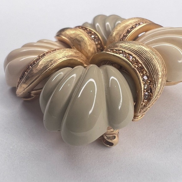 Oscar de la Renta Vintage Maltese cross style resin and metal brooch - Picture 2 of 6